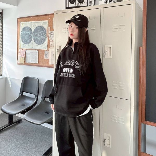 ATHLETICS刺繡立領半拉鍊衛衣 