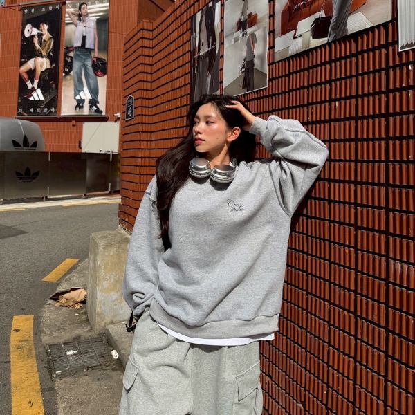 【現貨+預購】反車線草寫刷毛大學Tee 