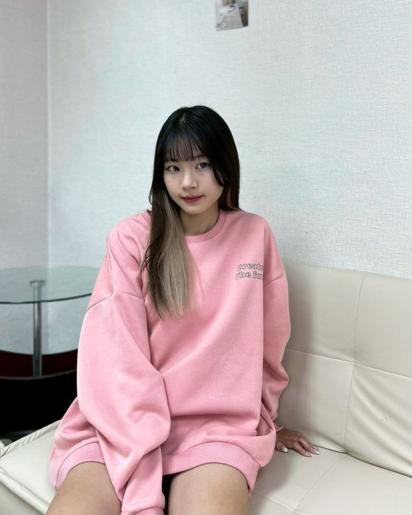 【現貨+預購】微笑花簍空英字大學Tee 