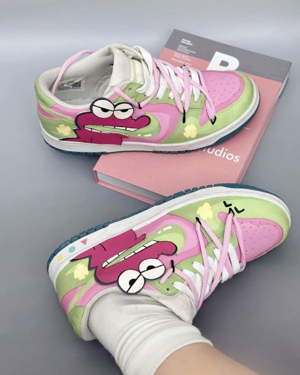 【訂製款】Nike Dunk Low蠟筆小新之鱷魚餅乾-女款 
