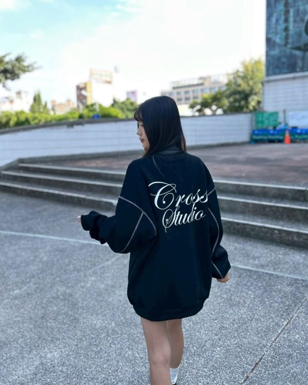 【現貨】反車線草寫刷毛大學Tee 