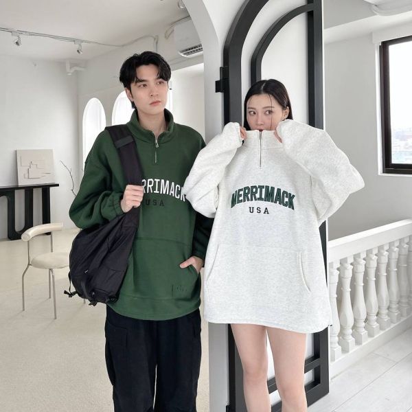 MERRIMACK半高領拉鏈刺繡刷毛大學Tee 