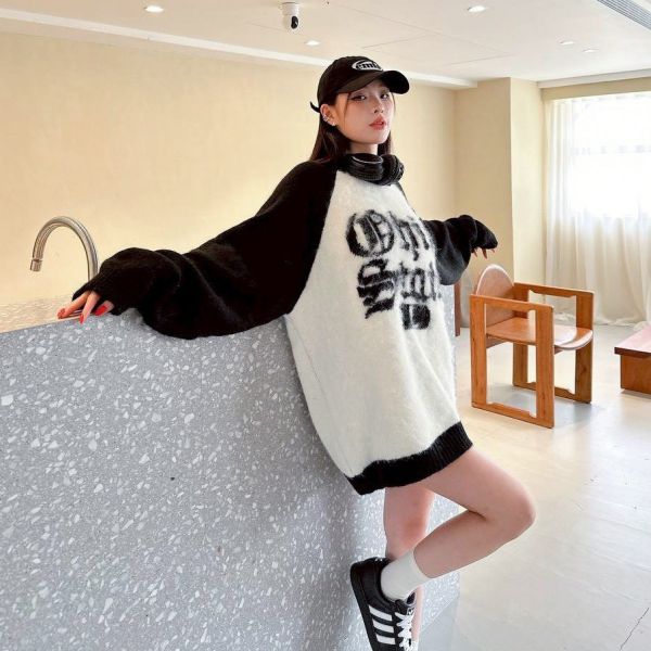歌德字撞色拼接袖馬海毛毛衣 
