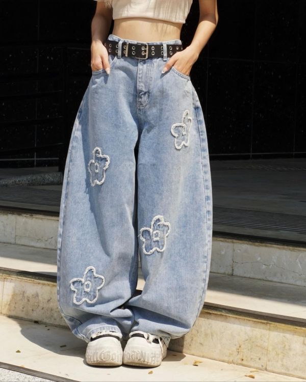 【現貨+預購】花朵貼布牛仔彎刀褲 