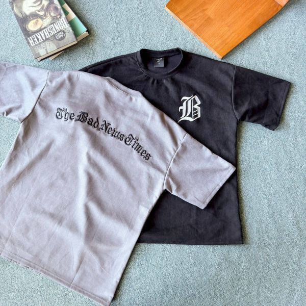 【預購】The Bad News Gimes刺繡哥德字麂皮Tee 