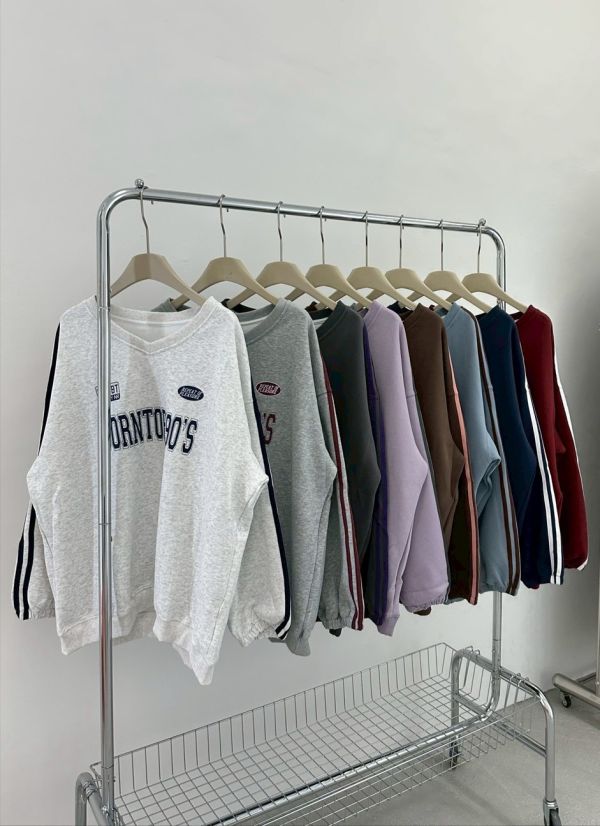 【預購】美式V領英字滾邊大學Tee 