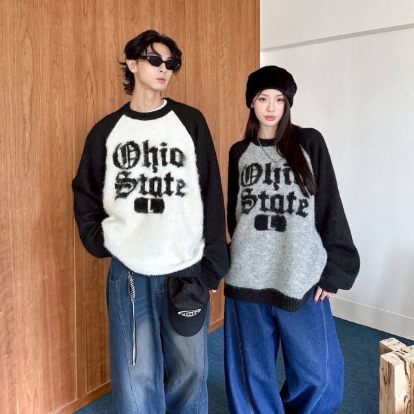 歌德字撞色拼接袖馬海毛毛衣 