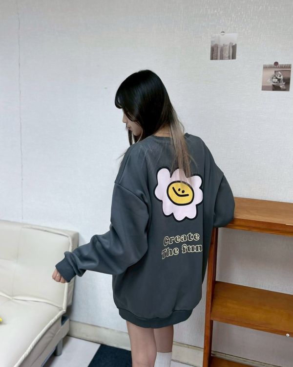 【現貨+預購】微笑花簍空英字大學Tee 