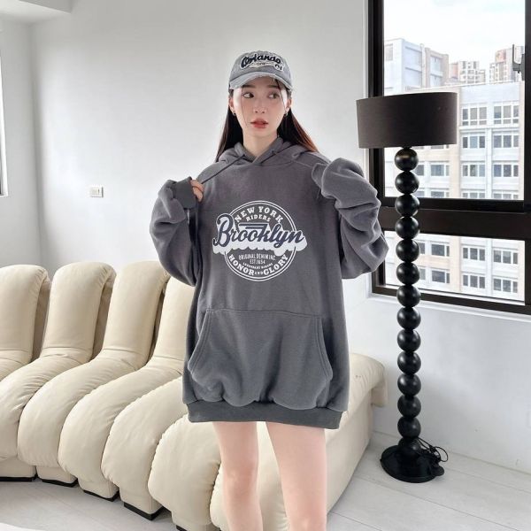 Brooklyn徽章印刷毛帽Tee 