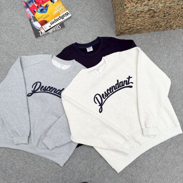 Descendat草寫貼布繡刷毛大學Tee 