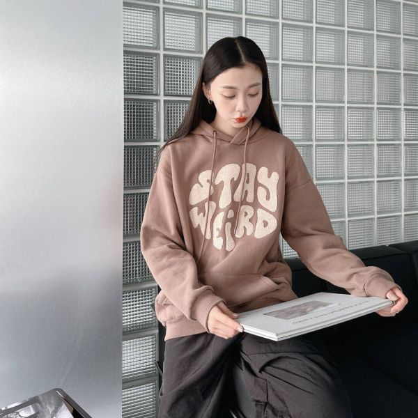 【現貨】毛巾繡STAY WEIRD刷毛帽Tee 