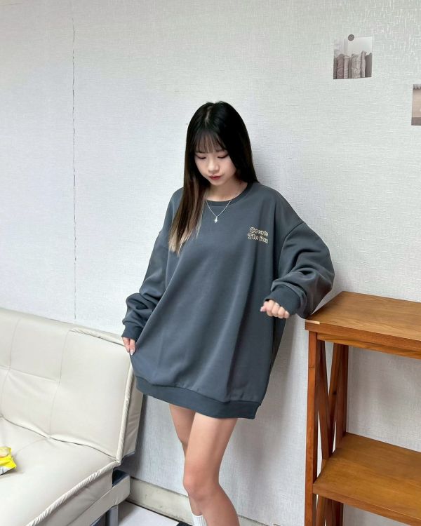 【現貨+預購】微笑花簍空英字大學Tee 