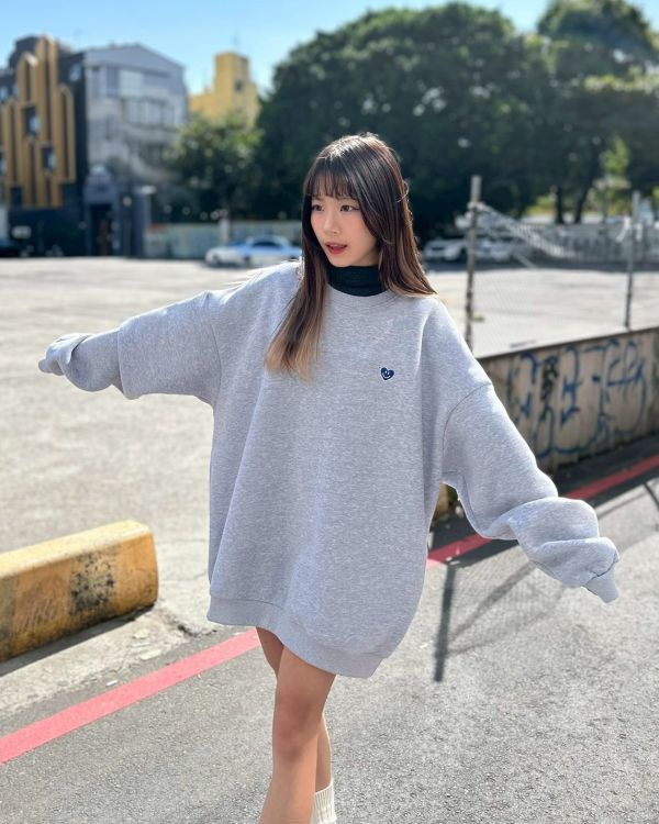 【現貨】愛心笑臉刺繡刷毛大學Tee 