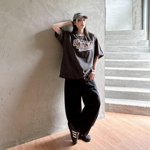 【現貨】草寫抽鬚貼布繡美式短Tee 