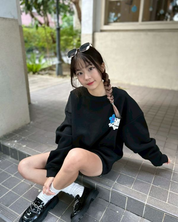 【現貨+預購】發泡字母花朵刷毛大學Tee 