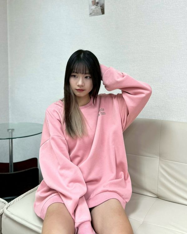 【現貨+預購】微笑花簍空英字大學Tee 