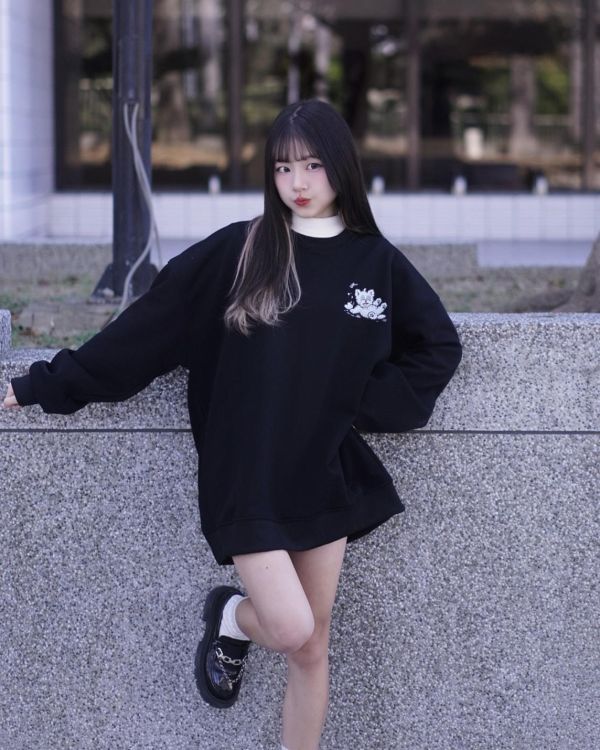 現貨【牛奶暖絨】跌倒狗狗牛奶絨大學Tee 