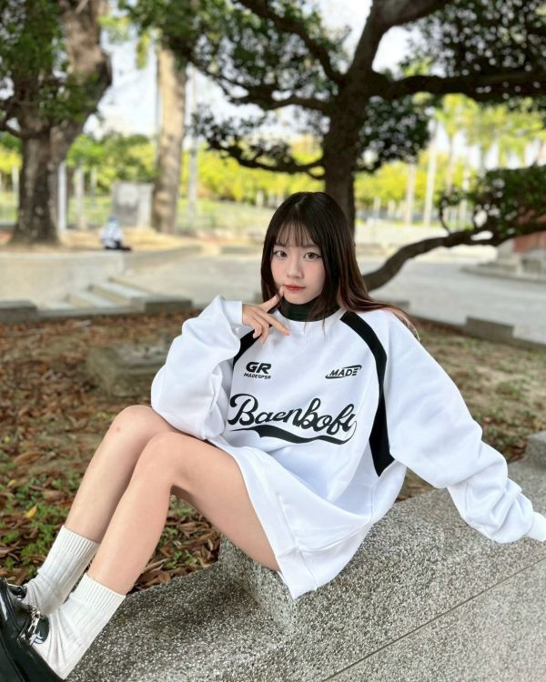 【現貨+預購】Baenbolu美式拼接印花刷毛大學Tee 