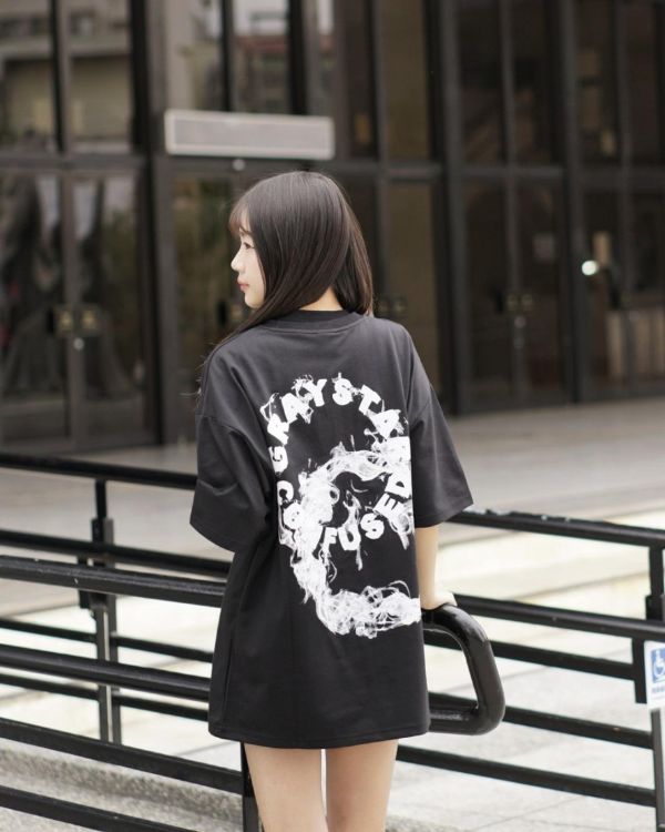 現貨【街頭最強背影殺手】環形煙霧字母短Tee 