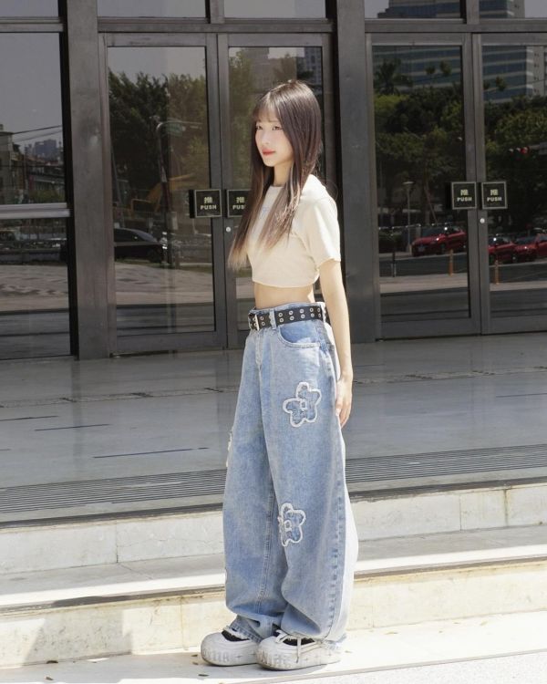 【現貨+預購】花朵貼布牛仔彎刀褲 