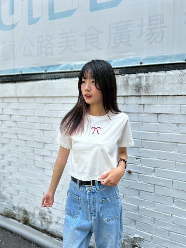 【現貨】胸前刺繡蝴蝶結短版上衣 