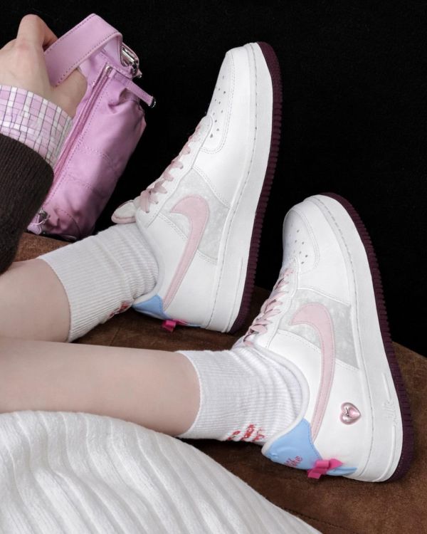 【限量 | 情人節限定】NIKE AIR FORCE 1 'Valentine's Day'白粉 愛心鎖 蝴蝶結 