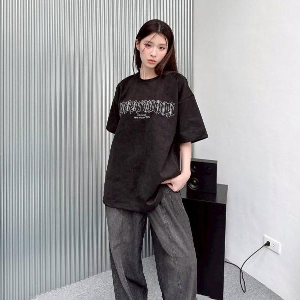 【現貨】哥德字車線刺繡短Tee 