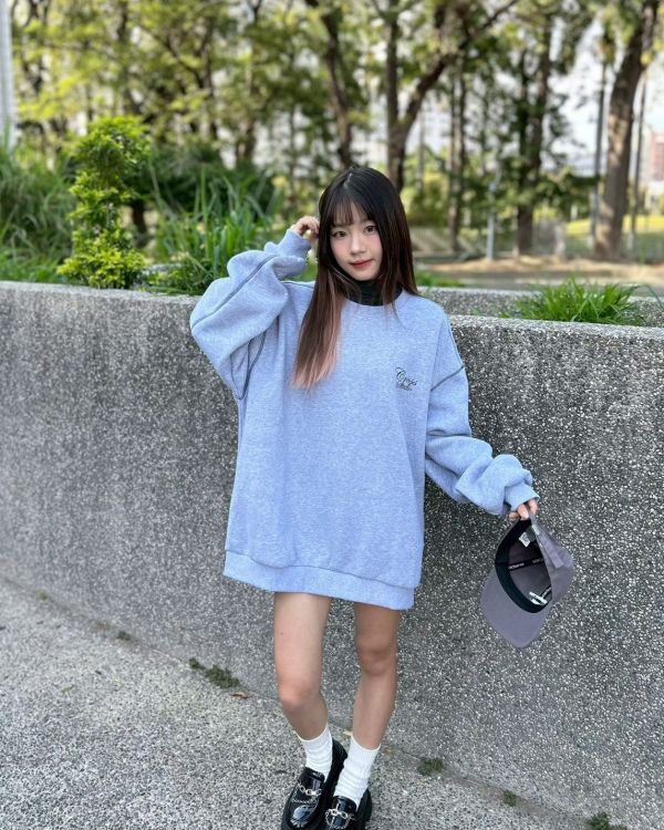 【現貨】反車線草寫刷毛大學Tee 