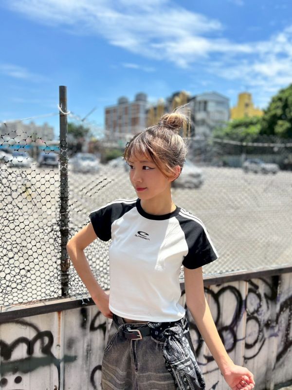 【現貨】C字撞色線條短版上衣 