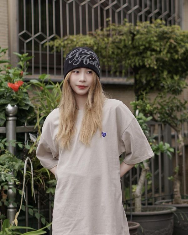 【現貨】撞色小愛心刺繡短Tee 