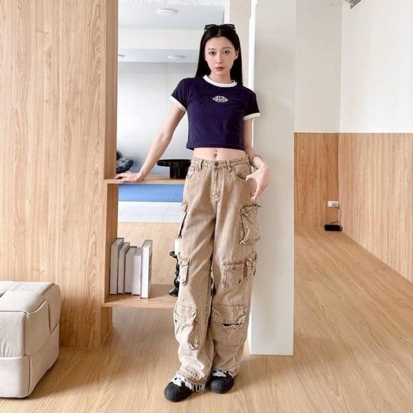 【現貨】 girl gang泡泡字唇印撞色短版Tee 