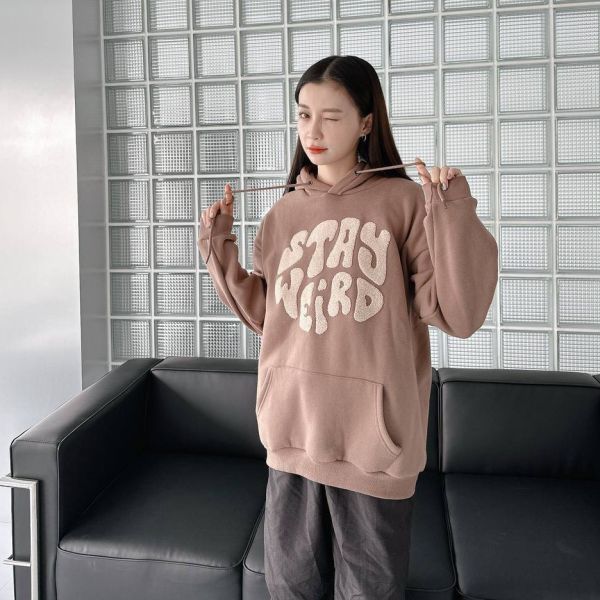 【現貨】毛巾繡STAY WEIRD刷毛帽Tee 