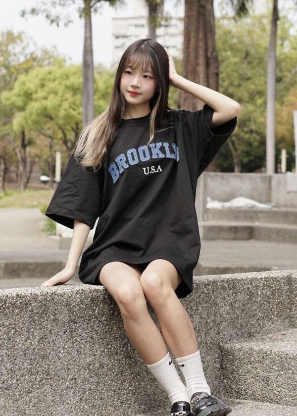 【現貨+預購】BROOKLYN牛仔貼布刺繡短Tee 