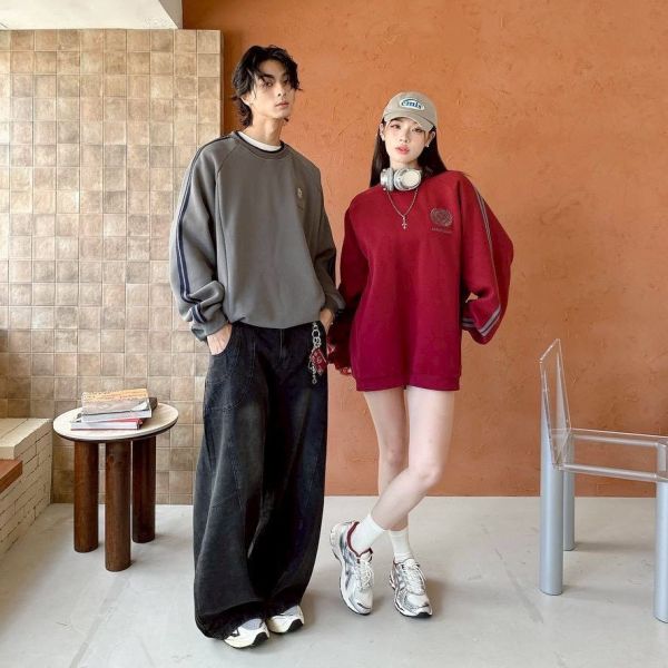 假兩件織帶刺繡刷毛大學Tee 