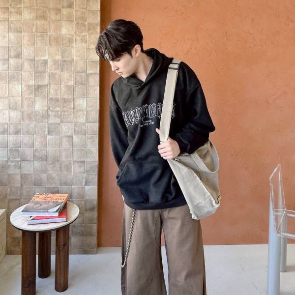 刺繡哥德字麂皮帽Tee 