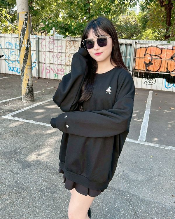 【現貨+預購】刺繡滑板小人大學Tee 