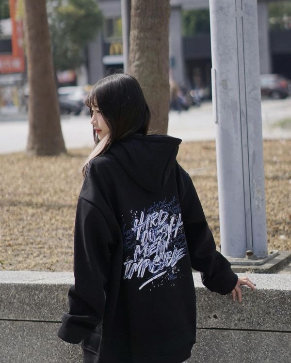 現貨【牛奶暖絨】藝術英字塗鴉牛奶絨帽Tee 