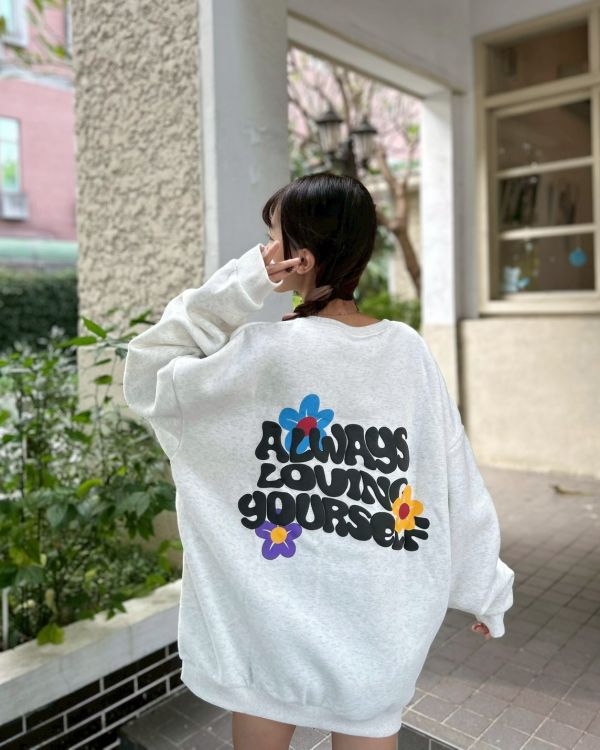 【現貨+預購】發泡字母花朵刷毛大學Tee 