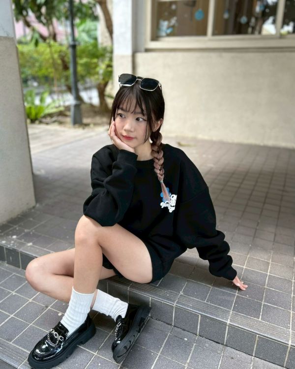 【現貨+預購】發泡字母花朵刷毛大學Tee 