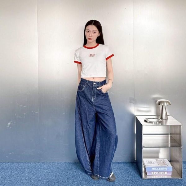 【現貨】 girl gang泡泡字唇印撞色短版Tee 
