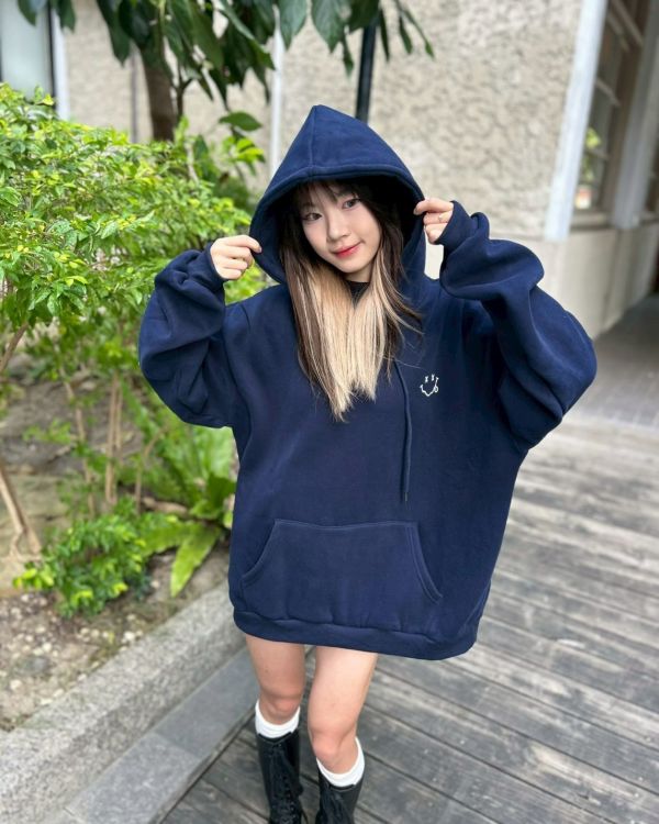 【現貨】GOOD FEELING吐舌笑臉刷毛帽Tee 