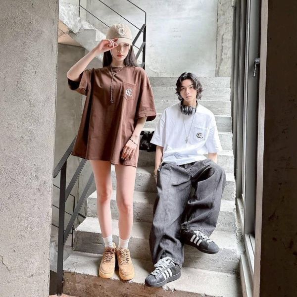 哥德字刺繡口袋短Tee 