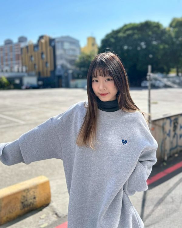 【現貨】愛心笑臉刺繡刷毛大學Tee 