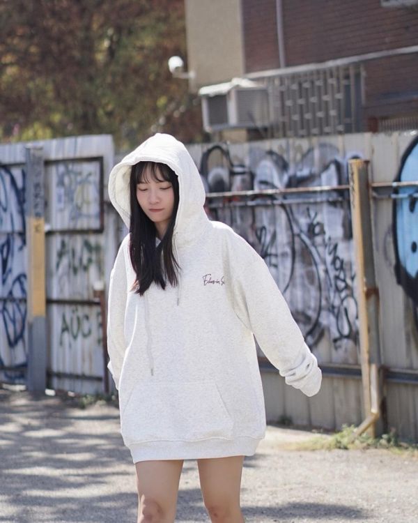 現貨【牛奶暖絨】草寫英字牛奶絨帽Tee 