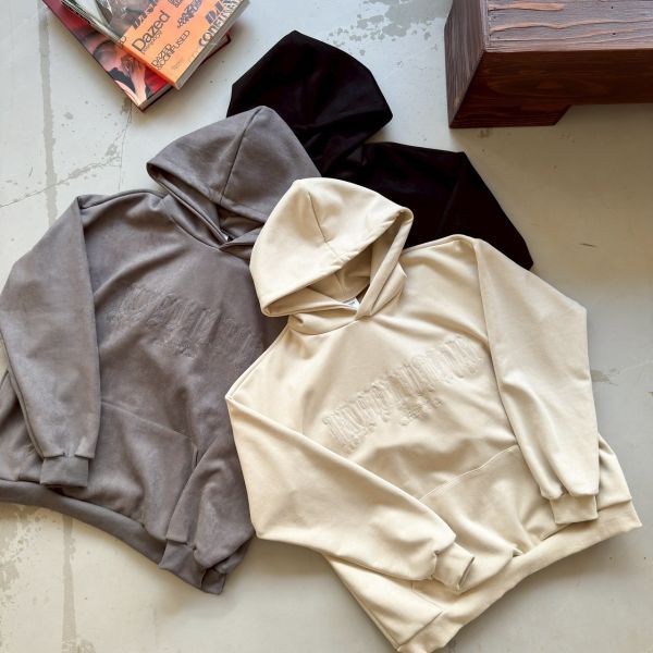 刺繡哥德字麂皮帽Tee 