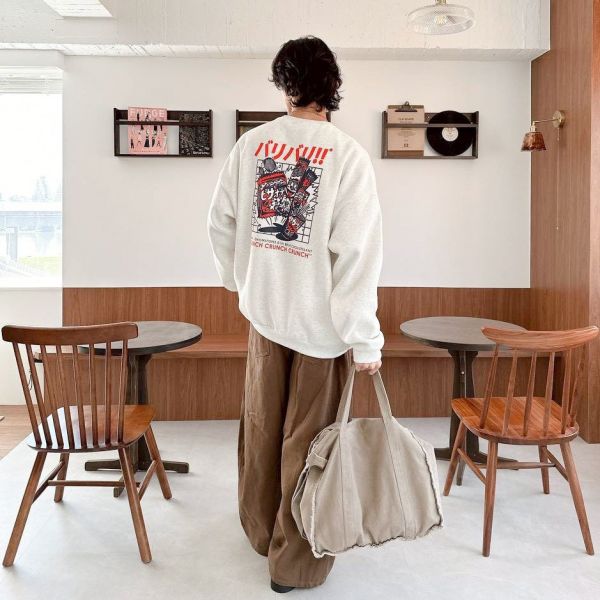 日系零食刺繡刷毛大學Tee 