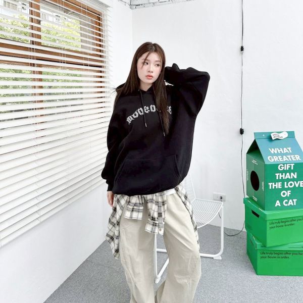 哥德字發泡環繞刷毛帽Tee 