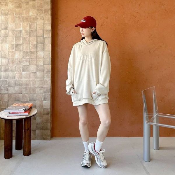 刺繡哥德字麂皮帽Tee 