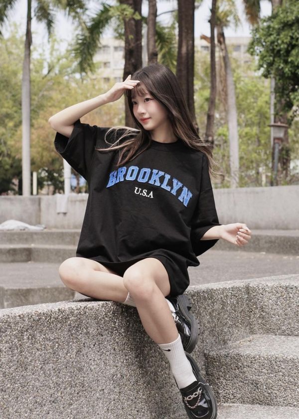 【現貨+預購】BROOKLYN牛仔貼布刺繡短Tee 