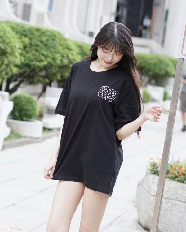 【現貨】簍空字母短Tee 